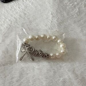 Chic Silver and Pearl Bow Bracelet